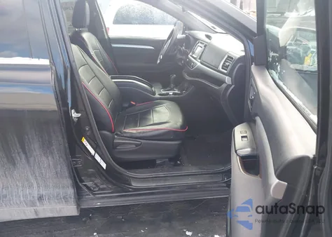 2015 Toyota Highlander Le V6 z USA, uszkodzony, nr VIN 5TDBKRFH7FS194777